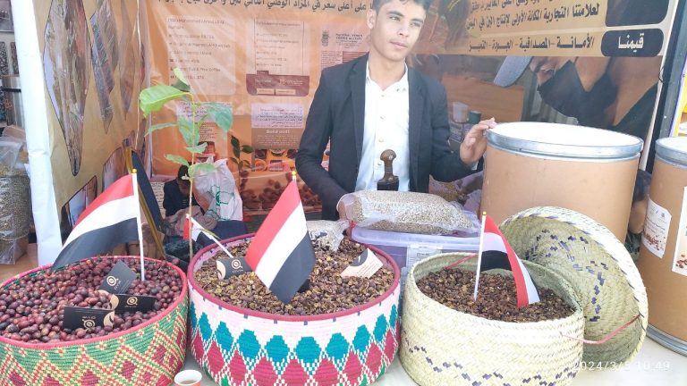 القهوة اليمنية تقاوم للبقاء على موائد رمضان
