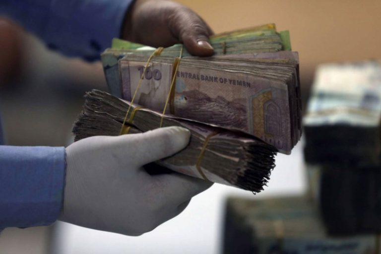 صحيفة دولية : صراع مالي بين صنعاء وعدن على جثة الاقتصاد اليمني