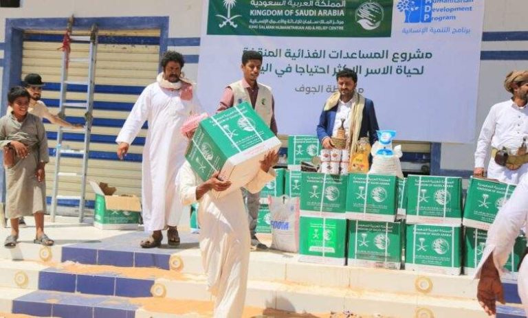 مركز الملك سلمان يوزع مساعدات غذائية لـ(1260) أسرة نازحة بالجوف