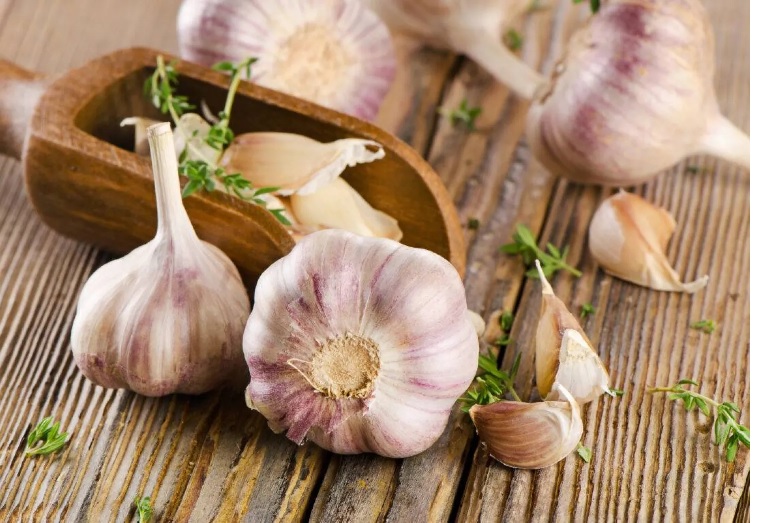 ماذا يحدث لجسمك عند تناول فص ثوم يومياً؟
